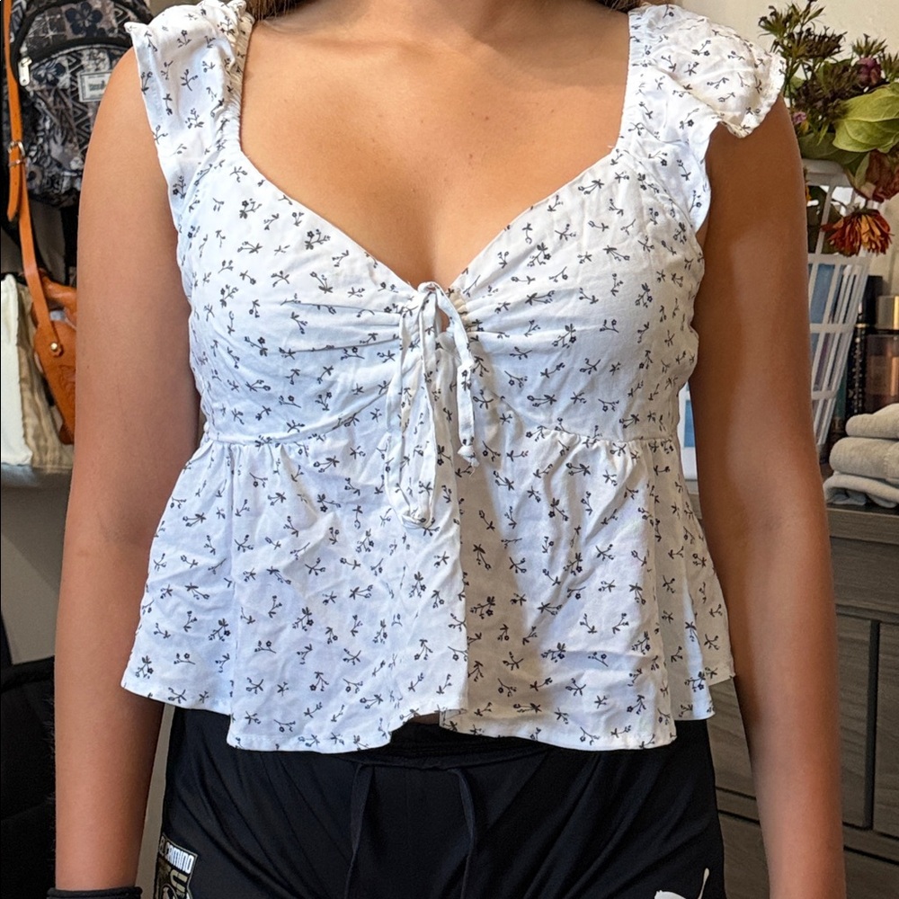 La Hearts White Floral Tie-Front Crop Top